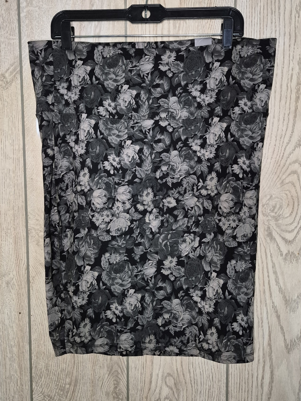 torrid Black & Gray Floral Pencil Skirt